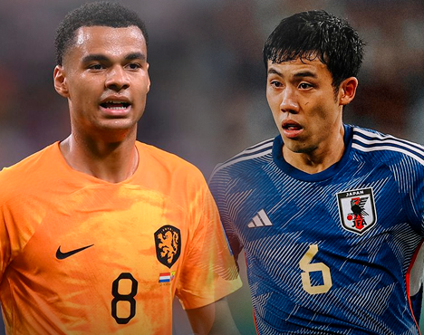 Два футболиста изображены на фоне стадиона. Слева игрок в оранжевой форме сборной, справа – в синей форме сборной с номером 6. Оба спортсмена сосредоточены на игре