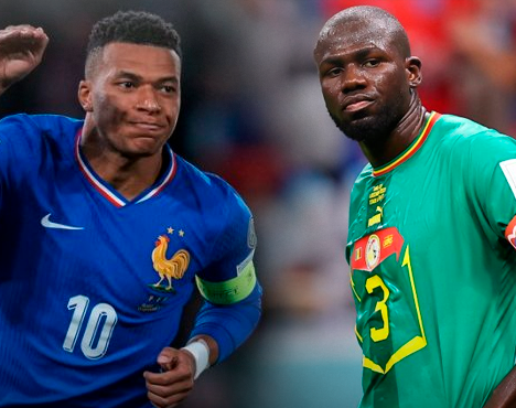 На изображении два футболиста в форме своих национальных сборных. Один в синей форме с номером 10 и эмблемой Франции, другой в зелёной форме с номером 3 и флагом Сенегала на груди
